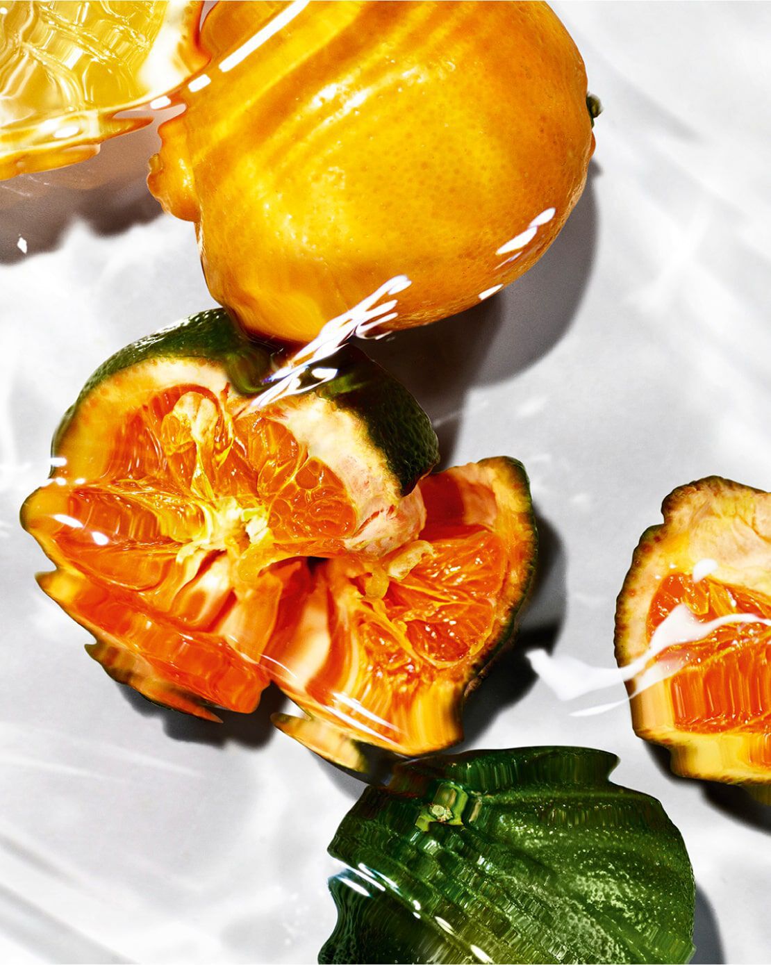 Close-up of pulpy green mandarin and juicy bergamot, highlighting the invigorating citrus top notes of YSL Libre L’Eau Nue.