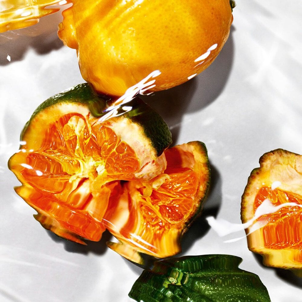 Close-up of pulpy green mandarin and juicy bergamot, highlighting the invigorating citrus top notes of YSL Libre L’Eau Nue.